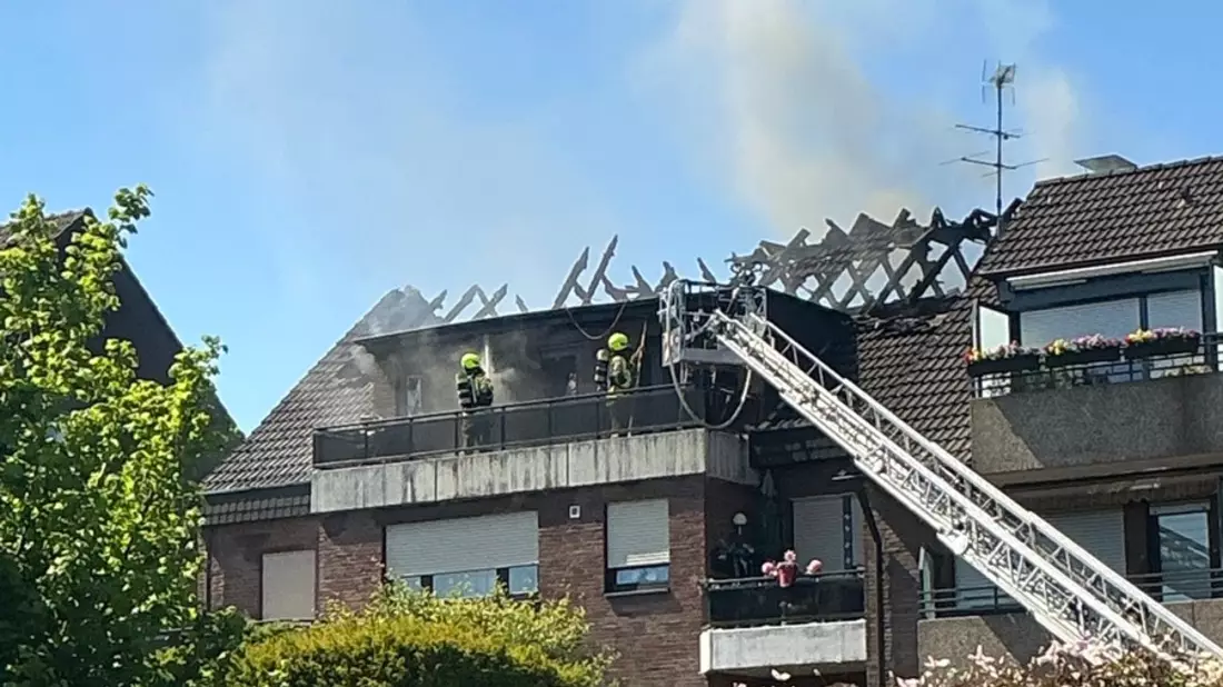 FW-BOT: Mehrfamilienhaus nach Dachstuhlbrand unbewohnbar - Bild: presseportal.de
