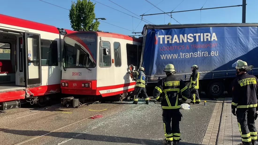 FW-DO: Schwerer Verkehrsunfall zwischen einem LKW und zwei Stadtbahnen - Bild: presseportal.de