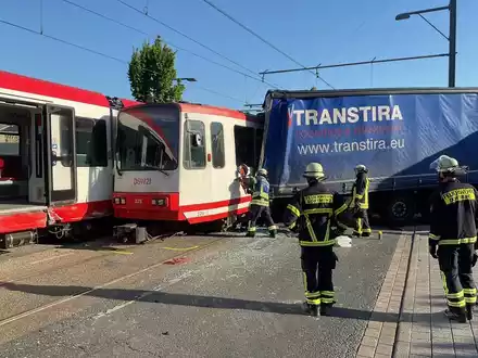 FW-DO: Schwerer Verkehrsunfall zwischen einem LKW und zwei Stadtbahnen - Foto: presseportal.de