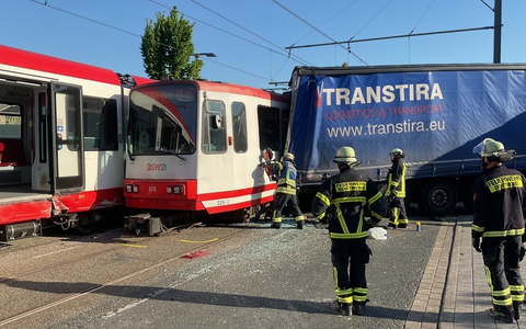 FW-DO: Schwerer Verkehrsunfall zwischen einem LKW und zwei Stadtbahnen - Foto: presseportal.de