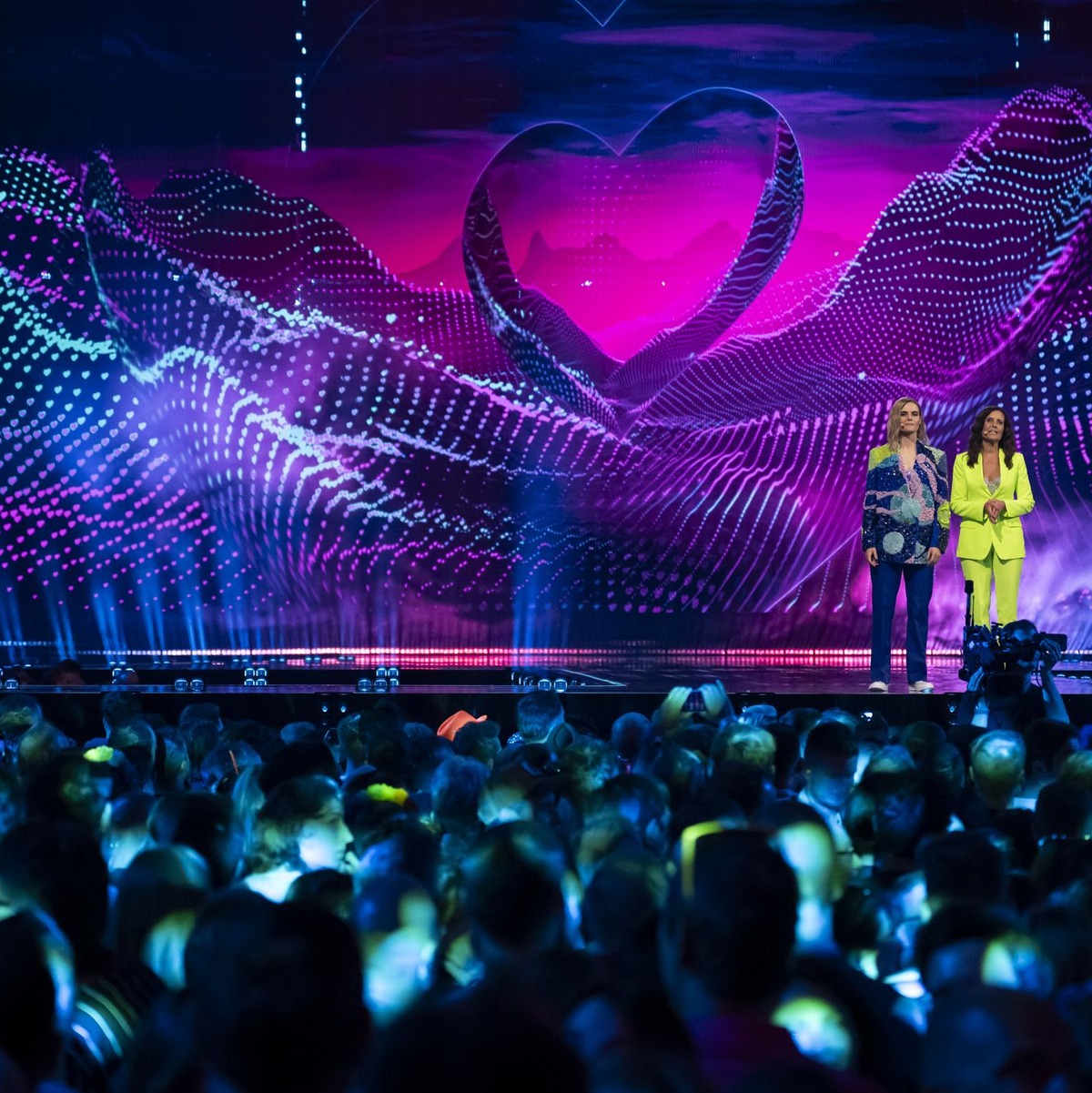 Führen charmant und witzig durch die Sow: Hazel Brugger und Sandra Studer. - Foto: Georgios Kefalas/KEYSTONE/dpa