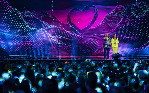 Führen charmant und witzig durch die Sow: Hazel Brugger und Sandra Studer. - Foto: Georgios Kefalas/KEYSTONE/dpa Führen charmant und witzig durch die Sow: Hazel Brugger und Sandra Studer. - Foto: Georgios Kefalas/KEYSTONE/dpa