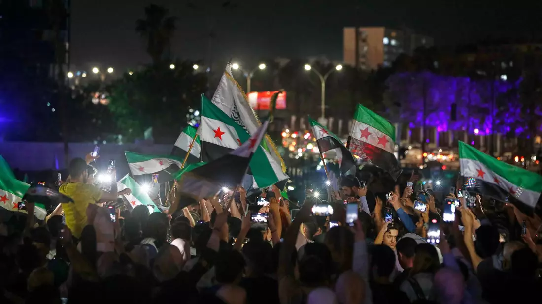 Die Menschen feierten in mehreren Städten nach Trumps Ankündigung spontan auf den Straßen.  - Bild: Omar Sanadiki/AP/dpa