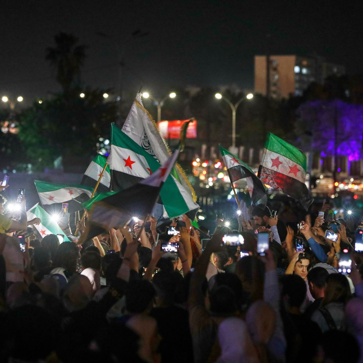 In Syrien brach nach den Nachrichten zur Aufhebung der US-Sanktionen Jubel aus.  - Foto: Omar Sanadiki/AP/dpa