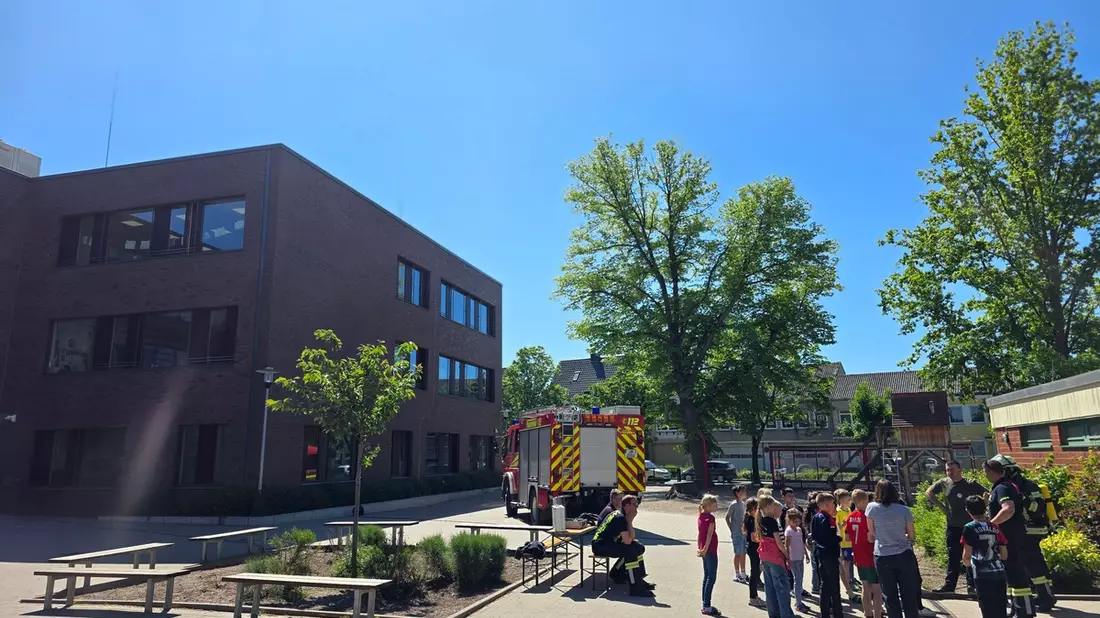 FW-WRN: Besuch der Feuerwehr an der Wiehagengrundschule: Brandschutz zum Anfassen - Bild: presseportal.de