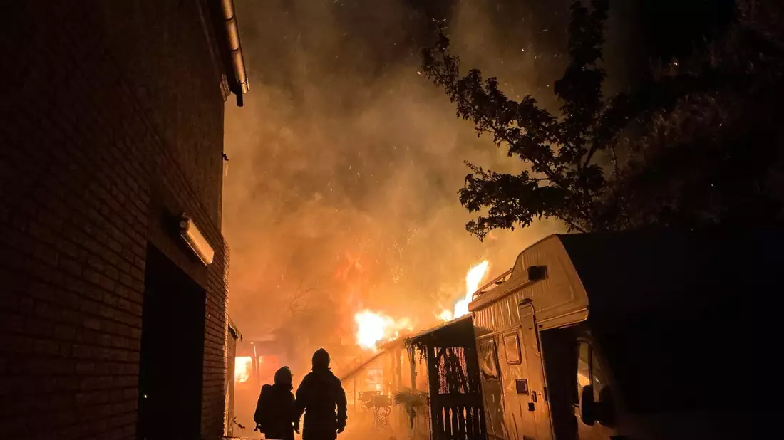 FW-BOT: Feuer drohte auf Haus überzugreifen - Bild: presseportal.de