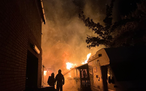 FW-BOT: Feuer drohte auf Haus überzugreifen - Foto: presseportal.de