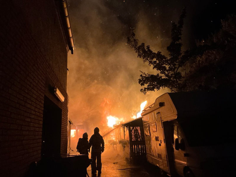 FW-BOT: Feuer drohte auf Haus überzugreifen - Foto: presseportal.de