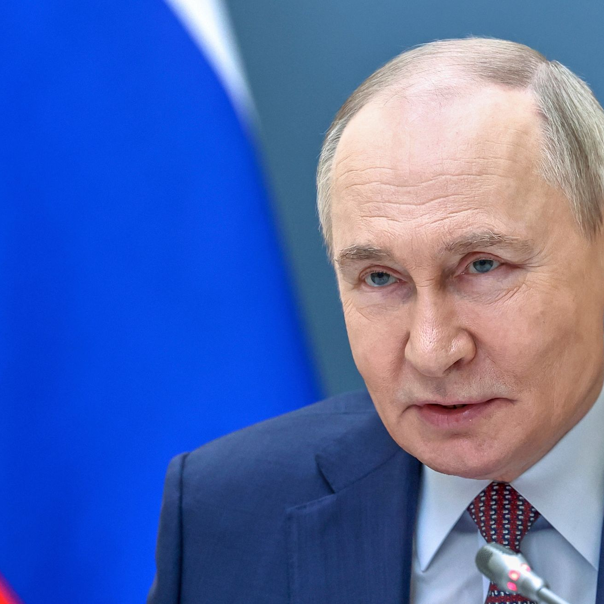 Präsident Putin hält sich weiter zu seiner Teilnahme an Friedensgesprächen bedeckt. (Archivbild) - Foto: Alexander Kazakov/Pool Sputnik Kremlin/AP/dpa