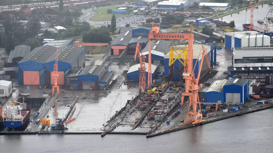 Behördenschiffe und Fähren dürfen künftig auf einer Werft im ostfriesischen Emden abgewrackt und recycelt werden. (Archivbild) - Bild: Carmen Jaspersen/dpa