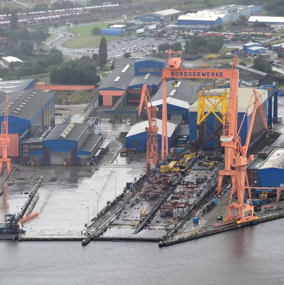 Behördenschiffe und Fähren dürfen künftig auf einer Werft im ostfriesischen Emden abgewrackt und recycelt werden. (Archivbild) - Foto: Carmen Jaspersen/dpa