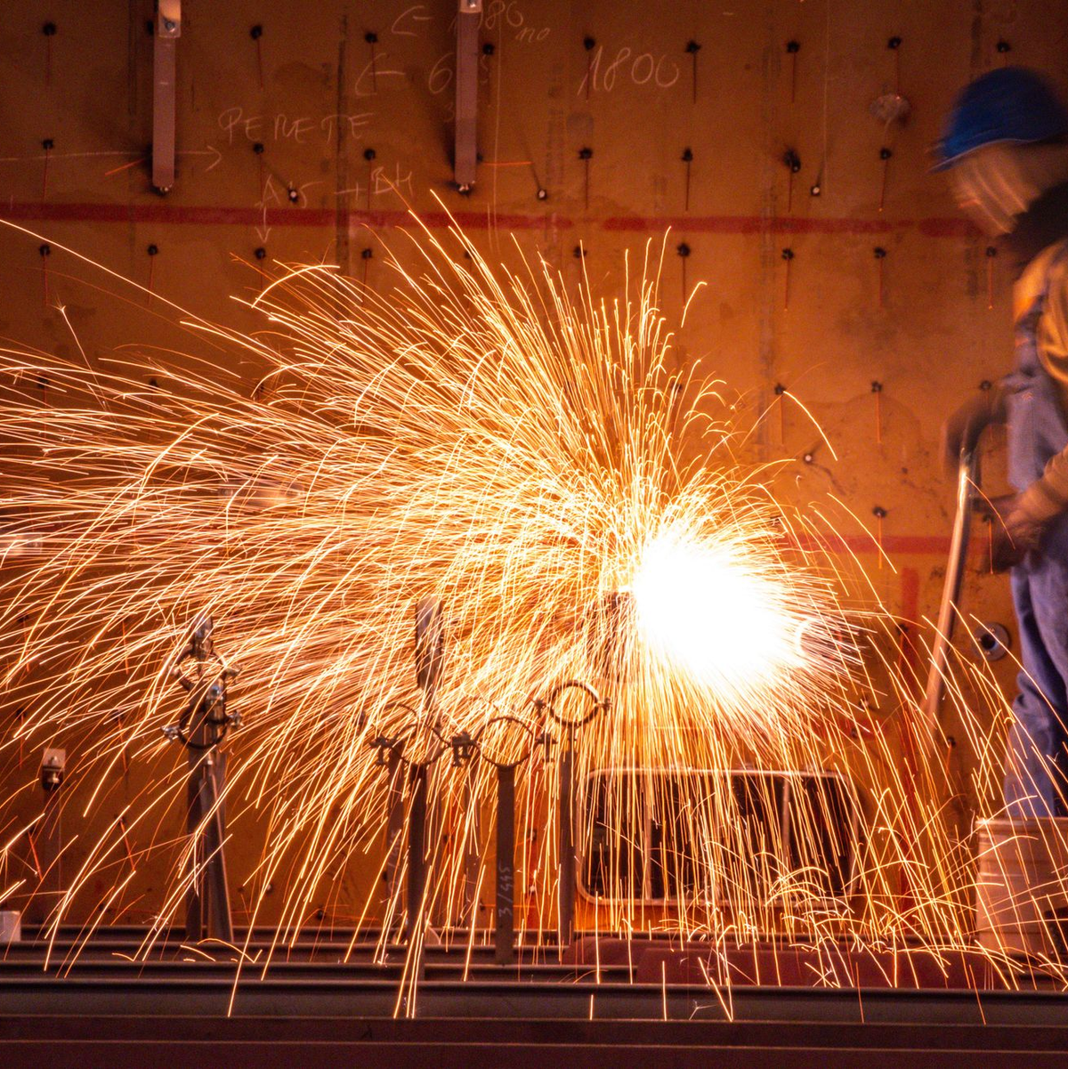 Ausgemusterte Schiffe können künftig in Emden abgewrackt und recycelt werden. (Symbolbild) - Foto: Jens Büttner/dpa
