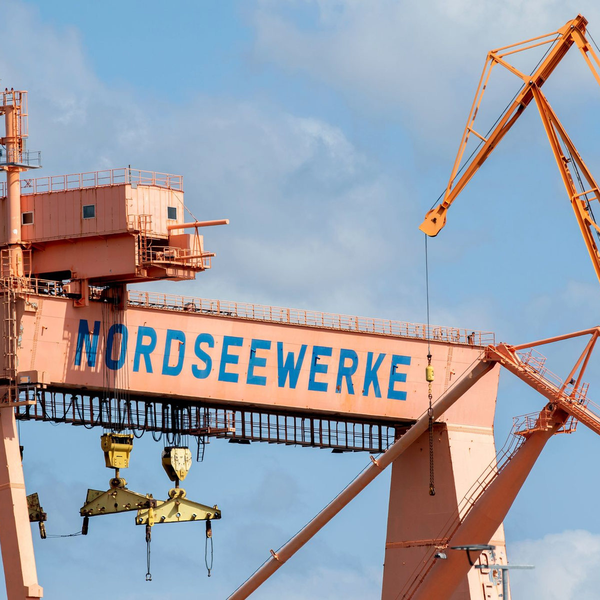 Auf dem Gelände der früheren Emder Nordseewerke sollen künftig Schiffe recycelt werden. (Archivbild) - Foto: Hauke-Christian Dittrich/dpa