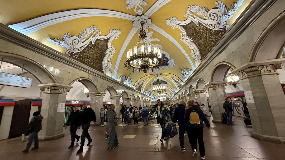 Ein U-Bahn-Fahrer lenkt einen modernen Zug auf der neuen großen Ringlinie der Metro. - Foto: Ulf Mauder/dpa