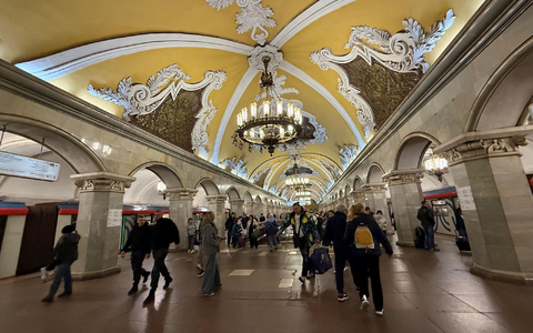 Ein U-Bahn-Fahrer lenkt einen modernen Zug auf der neuen großen Ringlinie der Metro. - Foto: Ulf Mauder/dpa