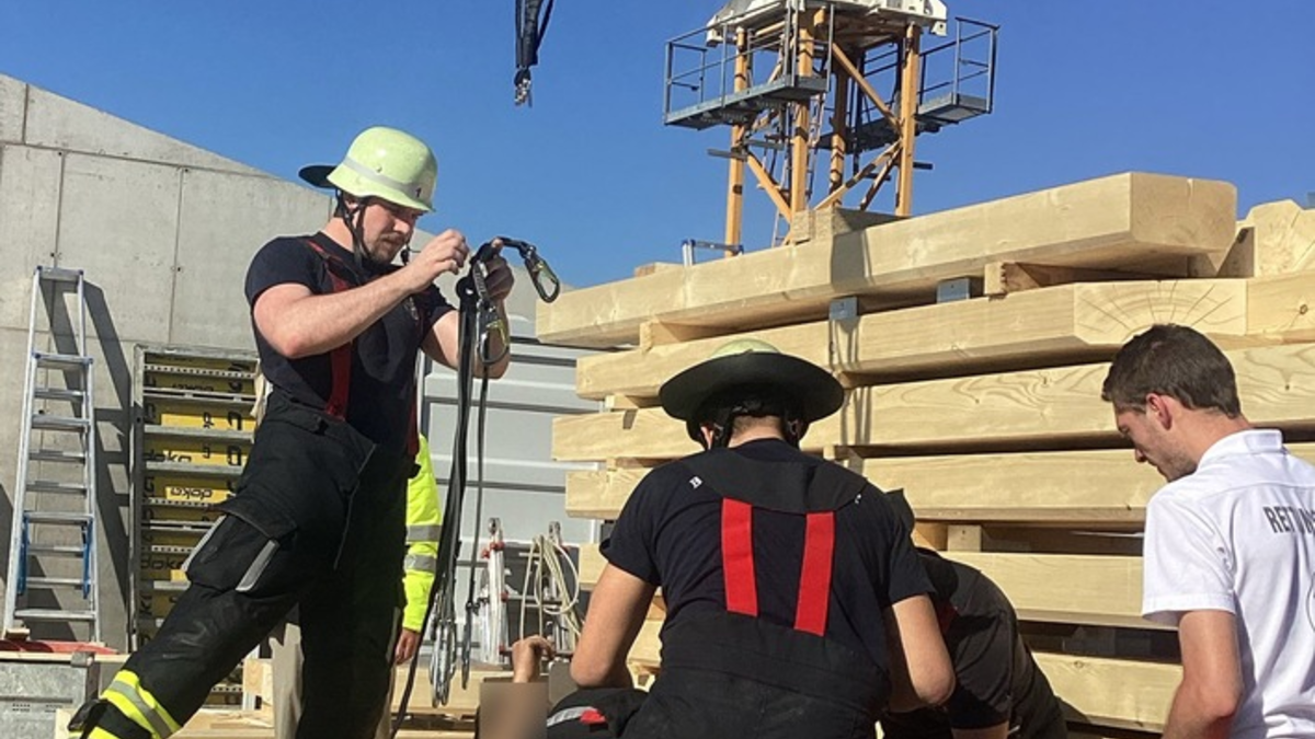 FW-M: Kran wird kurzerhand zum Rettungsmittel (Altstadt-Lehel) - Foto: presseportal.de