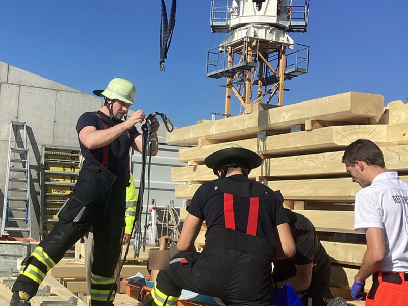 FW-M: Kran wird kurzerhand zum Rettungsmittel (Altstadt-Lehel) - Foto: presseportal.de