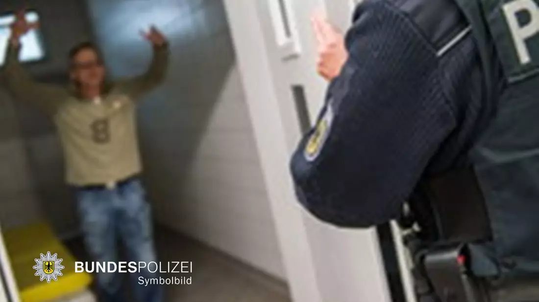 Bundespolizeidirektion München: Fahrscheinkontrolle eskaliert / Fahrgast greift Prüfdienst an - Bild: presseportal.de