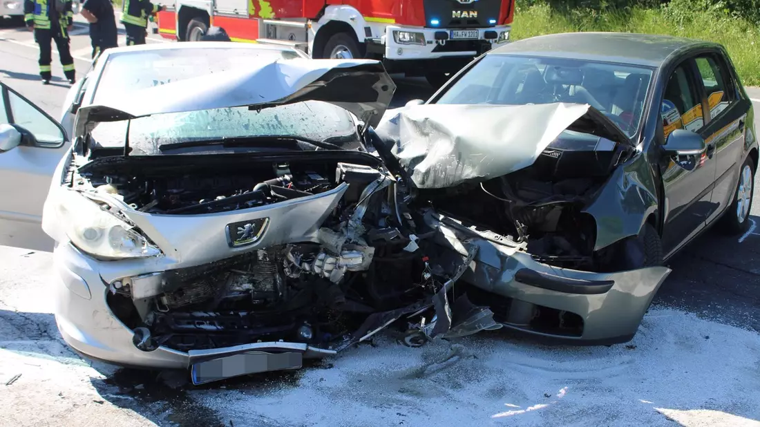 POL-HA: 58-jähriger Mann bei Verkehrsunfall am Volmeabstieg schwer verletzt - PKW fängt Feuer - Bild: presseportal.de