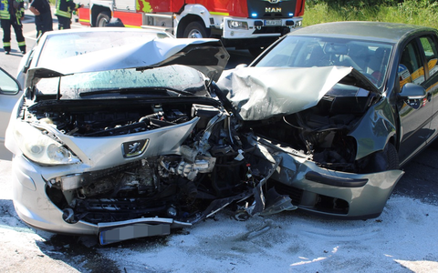 POL-HA: 58-jÀhriger Mann bei Verkehrsunfall am Volmeabstieg schwer verletzt - PKW fÀngt Feuer - Foto: presseportal.de POL-HA: 58-jÀhriger Mann bei Verkehrsunfall am Volmeabstieg schwer verletzt - PKW fÀngt Feuer - Foto: presseportal.de