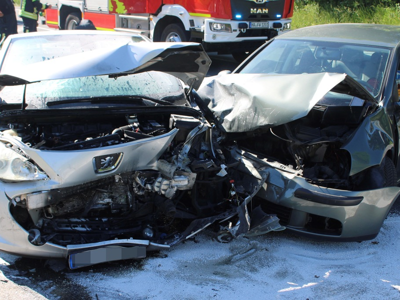 POL-HA: 58-jähriger Mann bei Verkehrsunfall am Volmeabstieg schwer verletzt - PKW fängt Feuer - Foto: presseportal.de