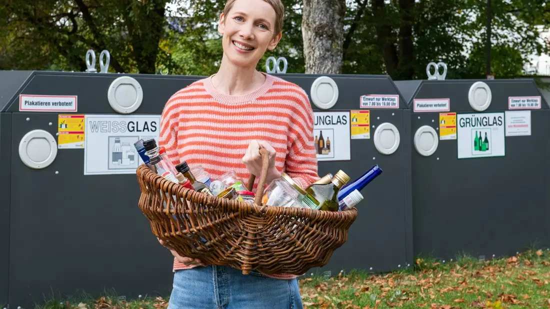 Altglas trennen - Bienen schützen / Zum Weltbienentag: Honiggläser achtsam entsorgen - Bild: presseportal.de