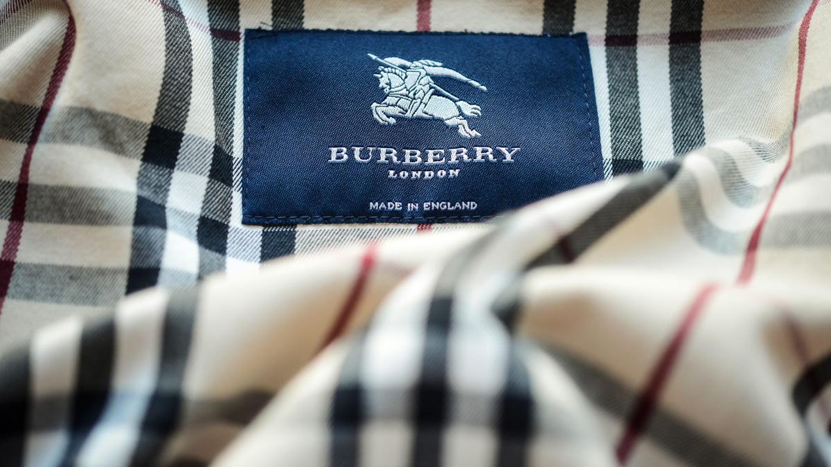 Burberry wurde 1856 in England gegründet und ist unter anderem für seine Trenchcoats, karierten Schals und andere Luxusartikel bekannt. (Archivbild) - Foto: picture alliance / dpa