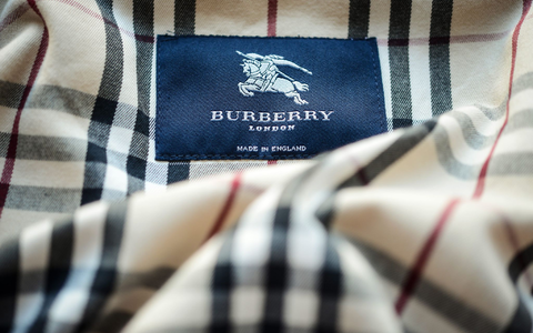 Burberry wurde 1856 in England gegründet und ist unter anderem für seine Trenchcoats, karierten Schals und andere Luxusartikel bekannt. (Archivbild) - Foto: picture alliance / dpa Burberry wurde 1856 in England gegründet und ist unter anderem für seine Trenchcoats, karierten Schals und andere Luxusartikel bekannt. (Archivbild) - Foto: picture alliance / dpa