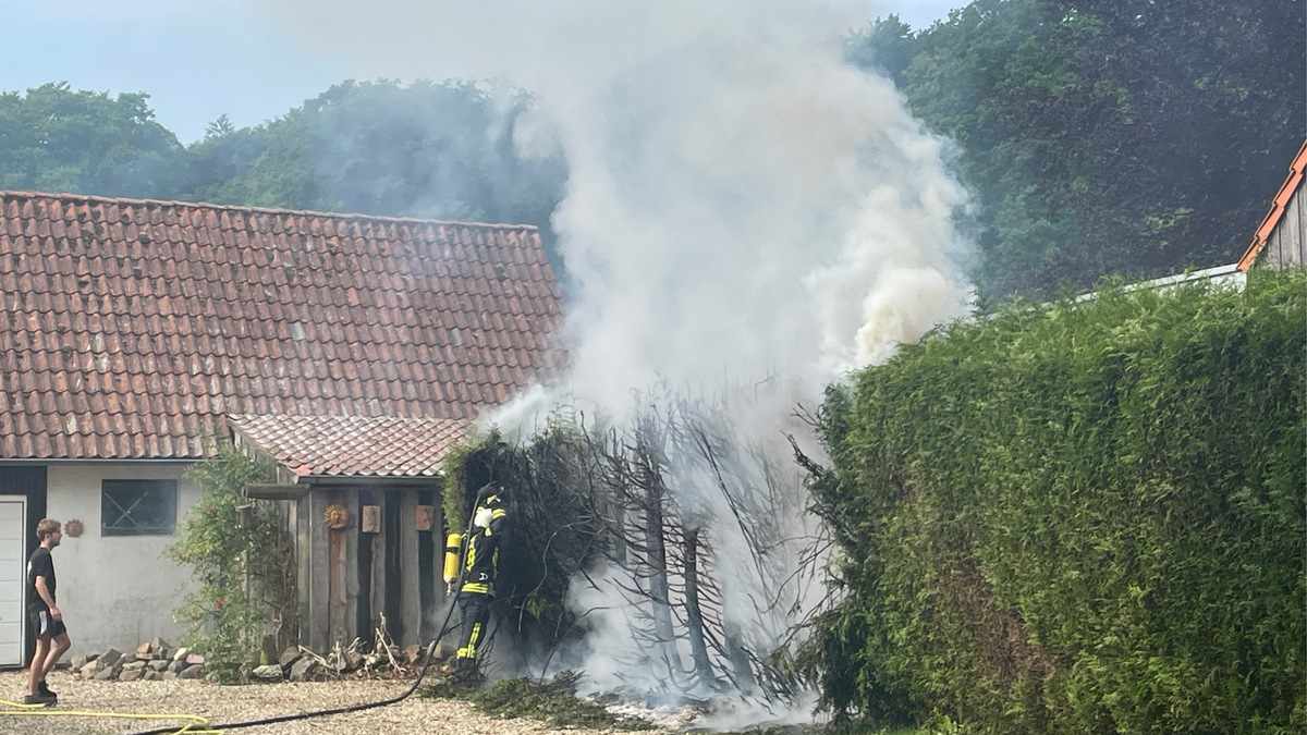 FW Kranenburg: Heckenbrand am Treppkesweg - Foto: presseportal.de