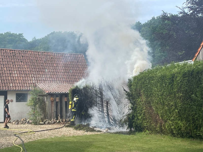 FW Kranenburg: Heckenbrand am Treppkesweg - Foto: presseportal.de
