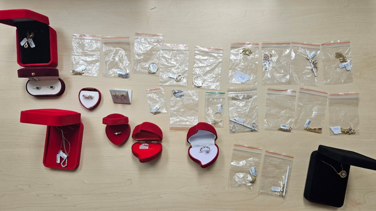 HZA-SW: Unverzollte Luxusartikel im Gesamtwert von mehr als 150.000 Euro sichergestellt - Fahrzeugkontrolle des Schweinfurter Zolls und der Verkehrspolizei Aschaffenburg führt zum Erfolg - Foto: presseportal.de