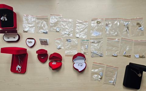 HZA-SW: Unverzollte Luxusartikel im Gesamtwert von mehr als 150.000 Euro sichergestellt - Fahrzeugkontrolle des Schweinfurter Zolls und der Verkehrspolizei Aschaffenburg führt zum Erfolg - Foto: presseportal.de HZA-SW: Unverzollte Luxusartikel im Gesamtwert von mehr als 150.000 Euro sichergestellt - Fahrzeugkontrolle des Schweinfurter Zolls und der Verkehrspolizei Aschaffenburg führt zum Erfolg - Foto: presseportal.de