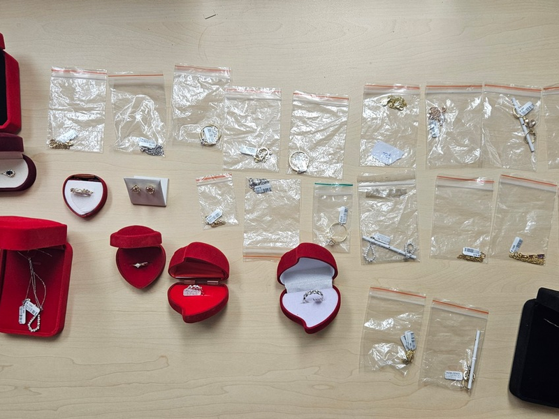 HZA-SW: Unverzollte Luxusartikel im Gesamtwert von mehr als 150.000 Euro sichergestellt - Fahrzeugkontrolle des Schweinfurter Zolls und der Verkehrspolizei Aschaffenburg führt zum Erfolg - Foto: presseportal.de