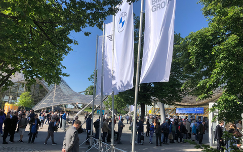 Aktionäre auf dem Weg zur BMW-Hauptversammlung, die zum ersten Mal seit fünf Jahren wieder in Präsenz stattfindet.  - Foto: Christof Rührmair/dpa