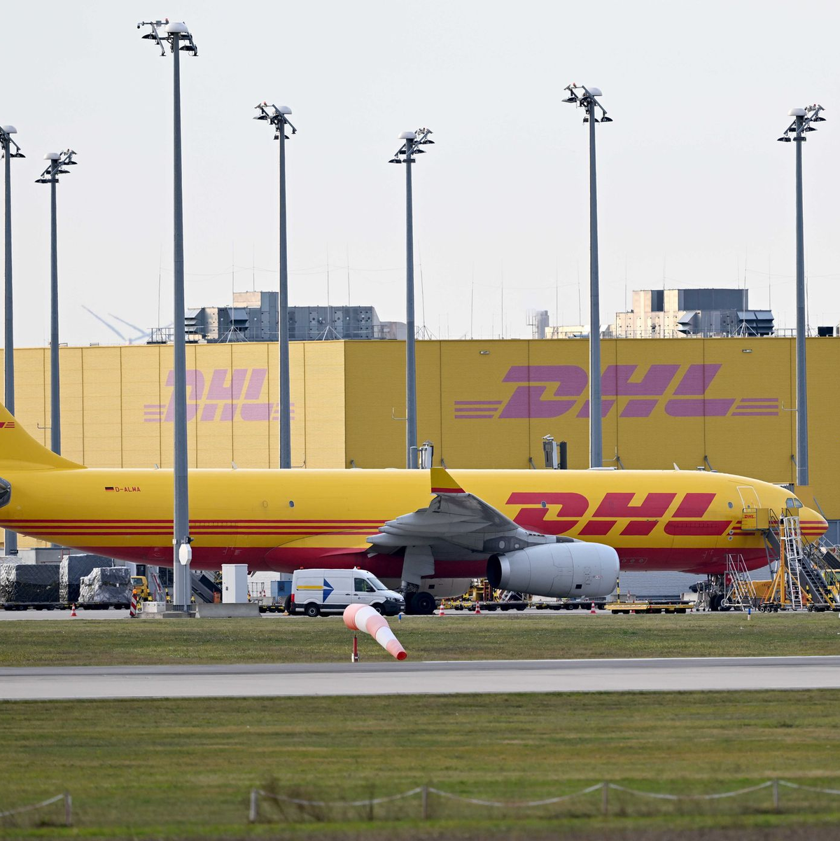 Der aktuelle Fall erinnert an den Brandsatz in einem Paket in Leipzig, zu dem noch Ermittlungen laufen. (Archivbild) - Foto: Hendrik Schmidt/dpa