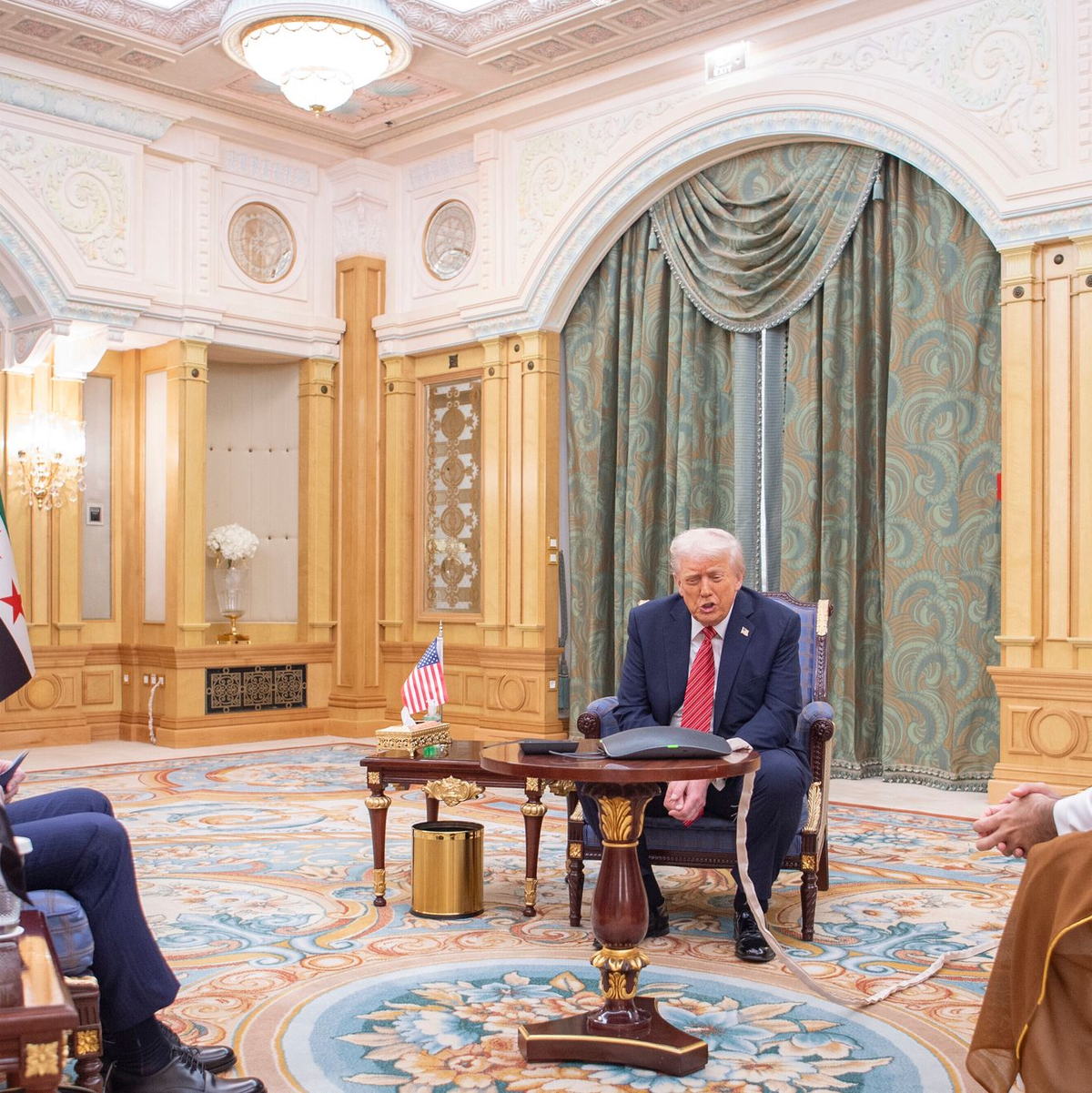 Es ist das erste Treffen eines US-Präsidenten mit einem syrischen Staatschef seit 25 Jahren. - Foto: Bandar Aljaloud/Saudi Royal Palace/dpa