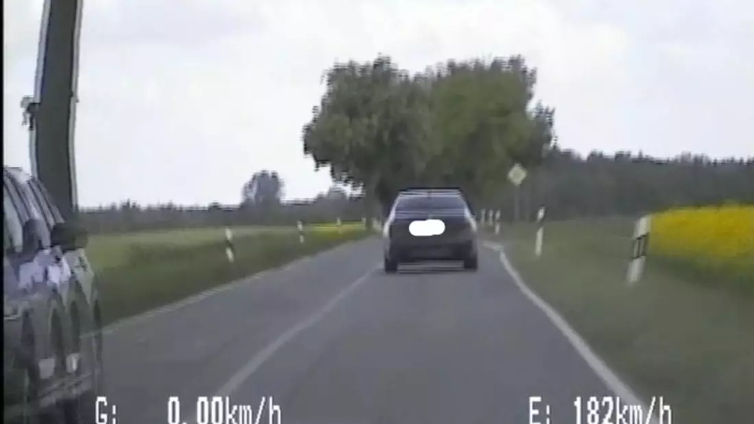 POL-NB: Auf schmaler Allee mit 182 km/h gerast - Bild: presseportal.de