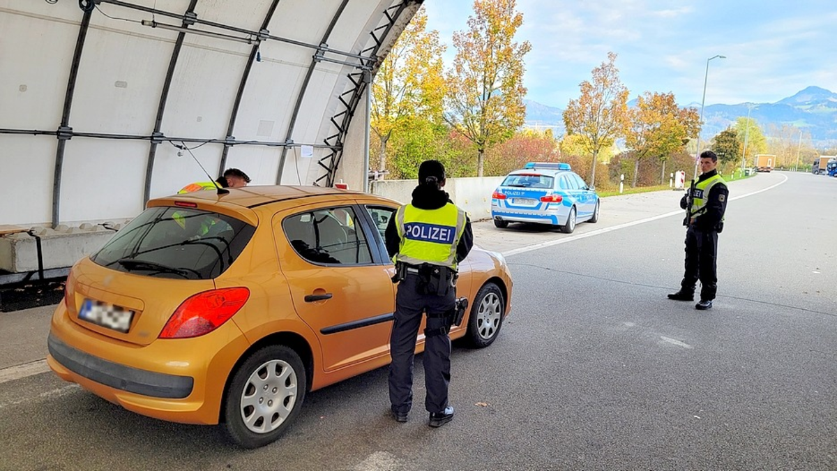 Bundespolizeidirektion München: Bundesinnenminister Alexander Dobrindt und der Bayerische Ministerpräsident Dr. Markus Söder besuchen die Grenzkontrollstelle der Bundespolizei an der A 93 / Einladung an die Presse - Foto: presseportal.de