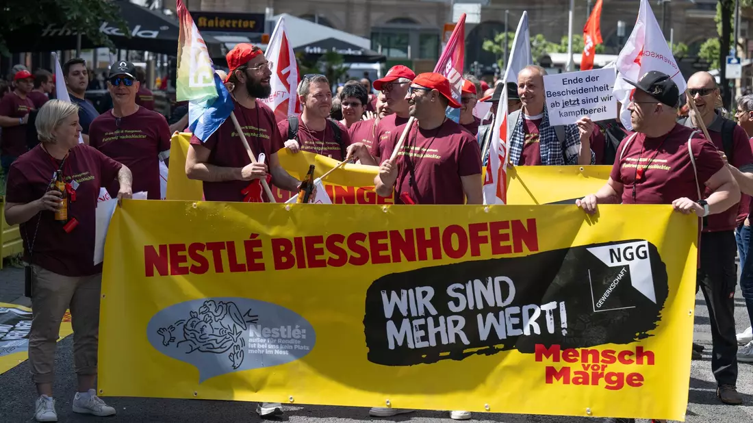 Gewinn vor Jobs? - Nestlé-Beschäftigte begehren auf.  - Bild: Boris Roessler/dpa