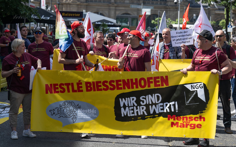 Gewinn vor Jobs? - Nestlé-Beschäftigte begehren auf.  - Foto: Boris Roessler/dpa
