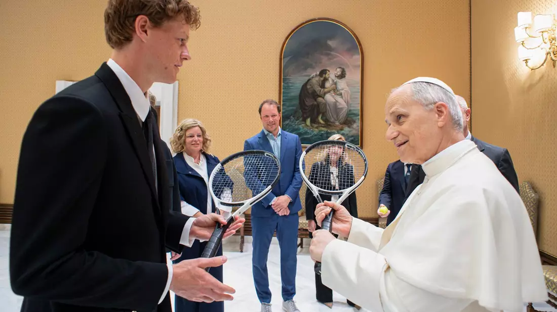Zwei Tennisspieler unter sich: der Weltranglistenerste Jannik Sinner (links) und Papst Leo XIV. - Bild: --/Vatican Media/dpa
