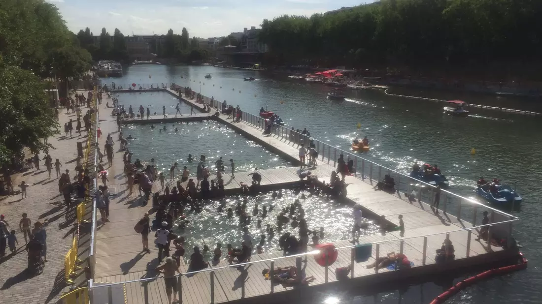 Schon länger können Badegäste in den ins Wasser gelassenen Schwimmbecken im Kanal Bassin de la Villette in Paris schwimmen. (Archivbild) - Bild: picture alliance / Sebastian Kunigkeit/dpa