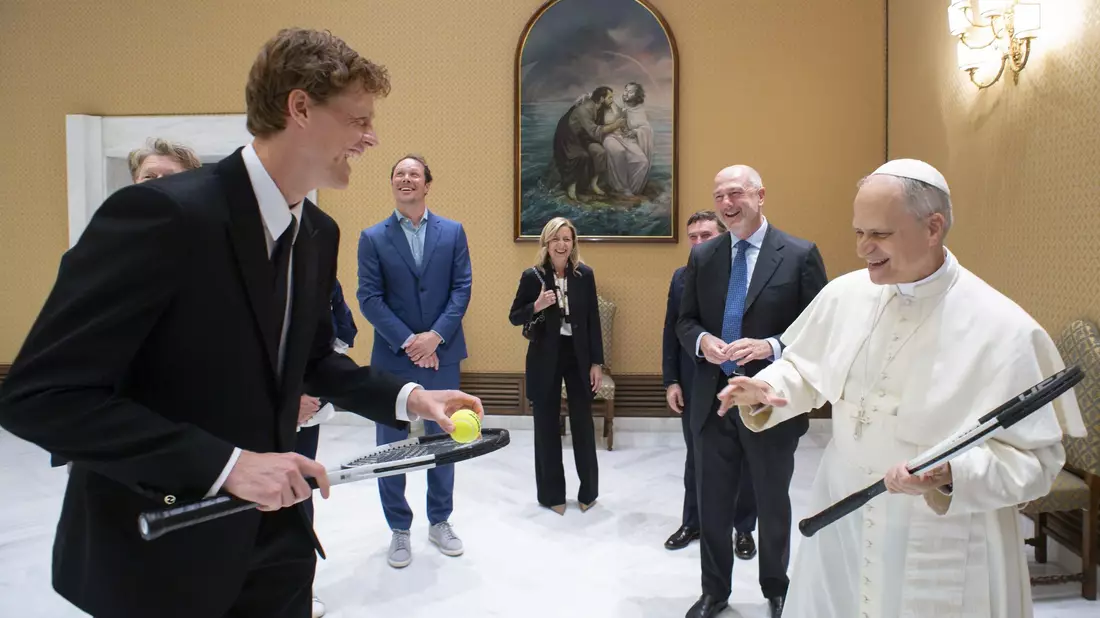 Zur Privataudienz bei Papst Leo XIV. brachte Tennisstar Stinner den Pokal für den Davis-Cup-Sieg mit. - Bild: Vatican Media/IPA via ZUMA Press/dpa