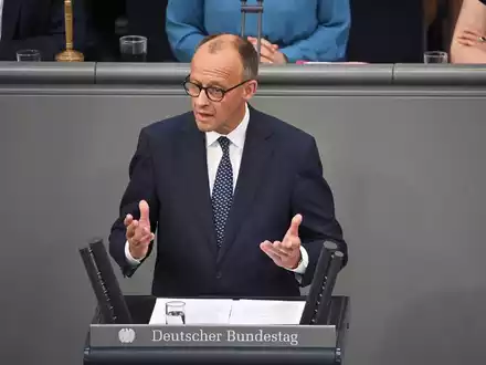 Bundestagspräsidentin Julia Klöckner (CDU) nannte das Massaker von Srebrenica «das größte Kriegsverbrechen auf europäischem Boden seit dem Zweiten Weltkrieg».  - Foto: Katharina Kausche/dpa