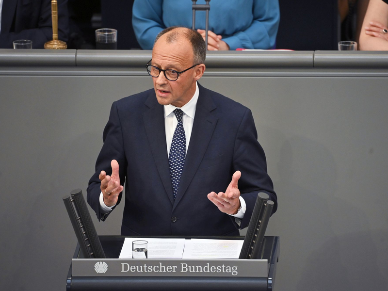 Bundestagspräsidentin Klöckner will die Arbeit des Parlaments künftig auch auf Tiktok vorstellen. (Archivbild) - Foto: Katharina Kausche/dpa