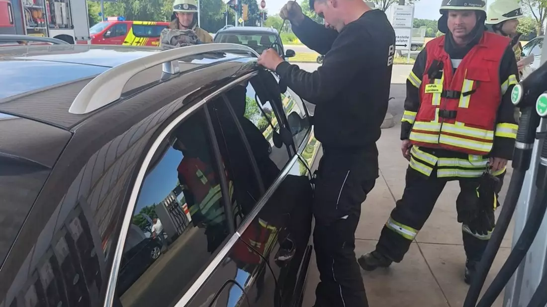 Feuerwehr Kalkar: Einsatz in Appeldorn: Kleinkind im verschlossenen Auto - schnelle Hilfe ohne Schaden - Bild: presseportal.de