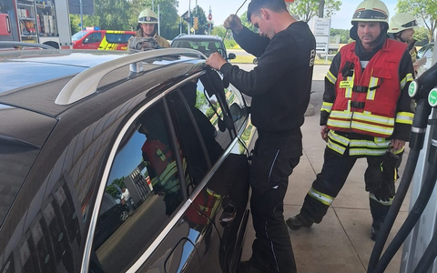 Feuerwehr Kalkar: Einsatz in Appeldorn: Kleinkind im verschlossenen Auto - schnelle Hilfe ohne Schaden - Foto: presseportal.de Feuerwehr Kalkar: Einsatz in Appeldorn: Kleinkind im verschlossenen Auto - schnelle Hilfe ohne Schaden - Foto: presseportal.de
