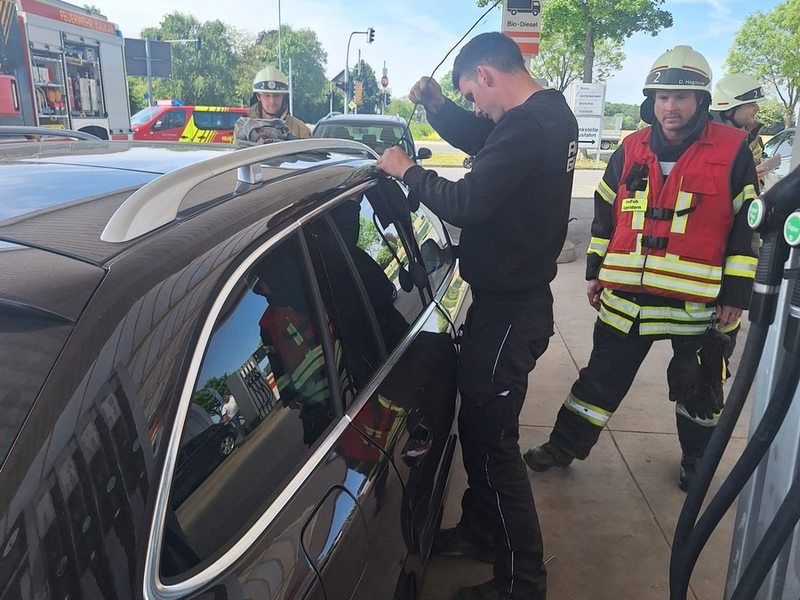 Feuerwehr Kalkar: Einsatz in Appeldorn: Kleinkind im verschlossenen Auto - schnelle Hilfe ohne Schaden - Foto: presseportal.de