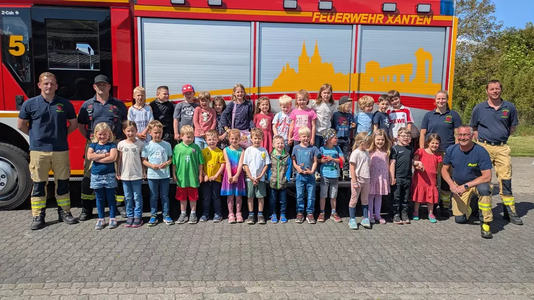 FW Xanten: Was tun wenn es brennt? - Kindergärten zu Besuch bei der Feuerwehr - Bild: presseportal.de
