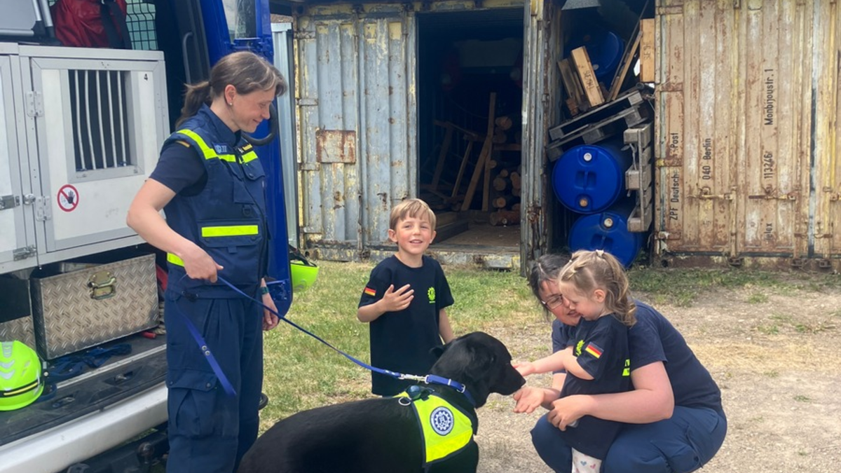 THW LVBEBBST: Ein Tag beim THW - ein Herzenswunsch geht in Erfüllung - Foto: presseportal.de